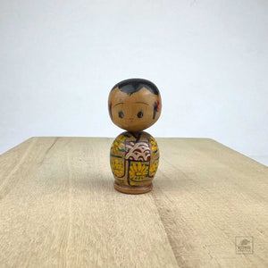 Kokeshi 50 - Yellow flowers