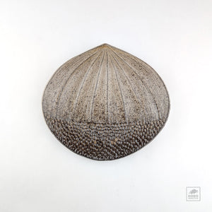 Chestnut Plate 11 by Liang Yin-Chen