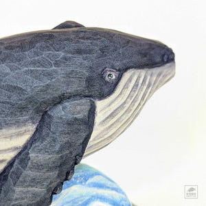 Waranbe Whale on Splash (S) by Atsushi Tanaka